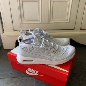 Nike Flyinit Thea shoes